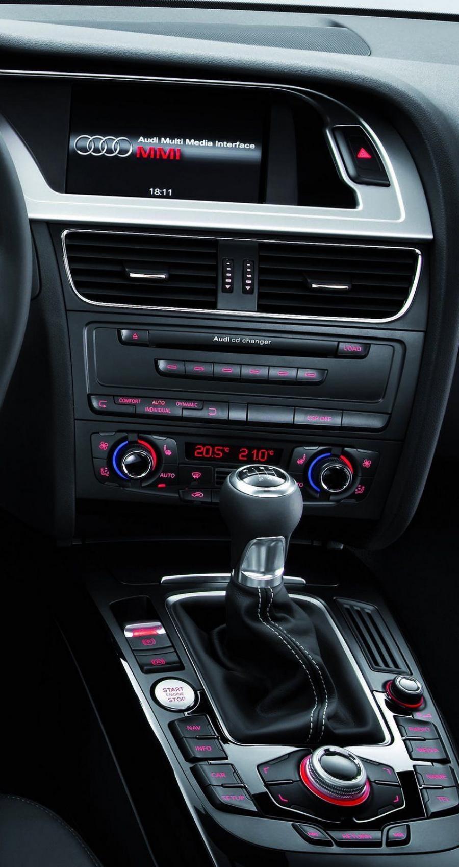Детали интерьера Audi S4 Sedan (B8, 8K) 2009 года  (WW) (фото 2 из 55)